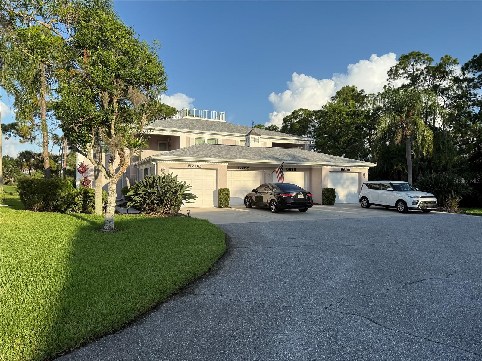 MEADOWS SEASONAL RENTAL. PRIME MEADOWS LOCATION. GOLF COURSE VIEW!! Ground floor. furnished 2/2, screened lanai and garage for 1 car. Available for 2026 winter season! Minimum 3 months, up to 9 months.
Kitchen open to dining room and living room. King bed and twin beds un unit. Full size washer and dryer. Beautiful community pool nearby.