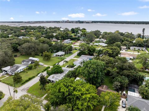 A home in PALMETTO