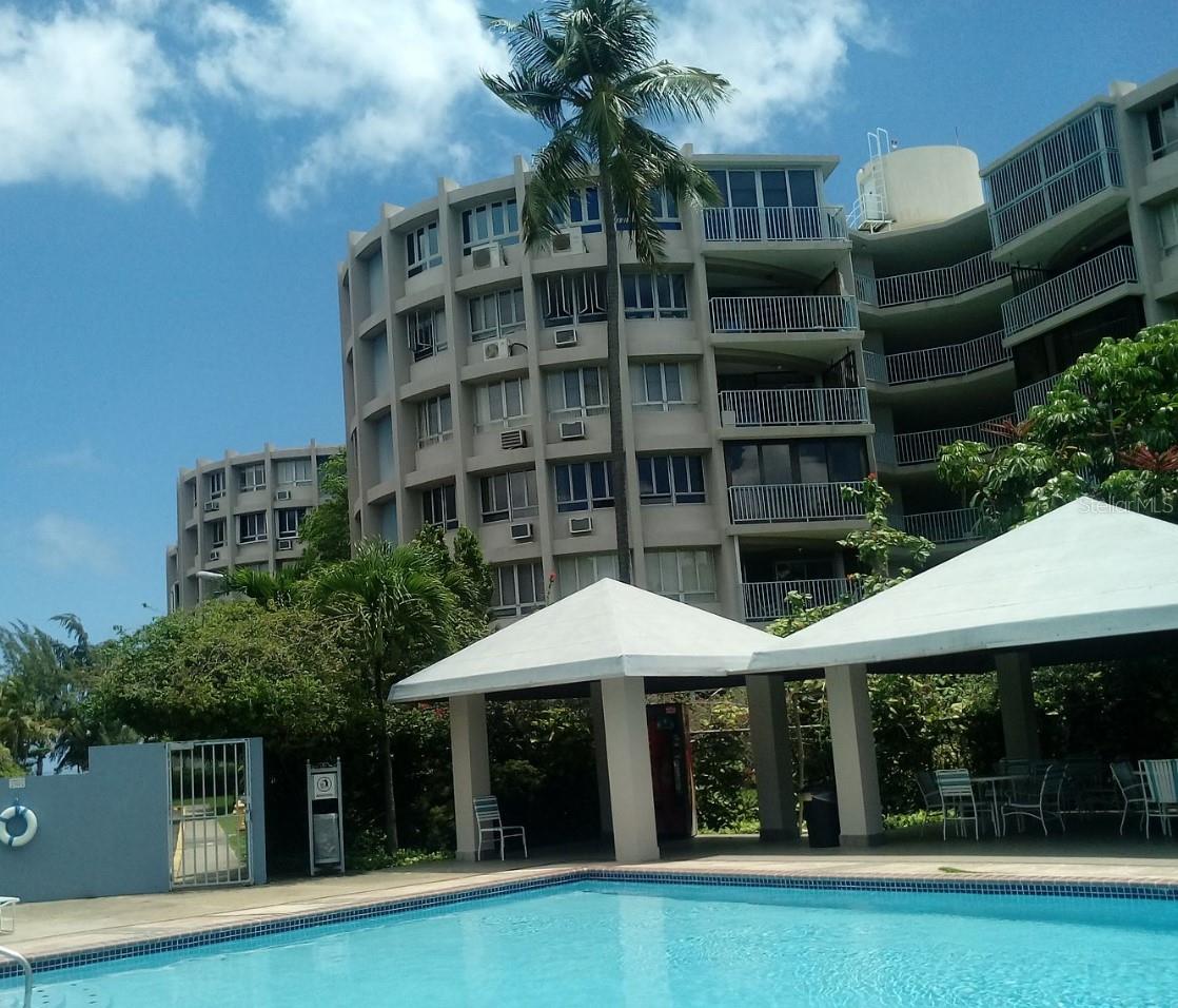 For Rent – Pine Grove, Isla Verde | $3,500/month
Experience beachfront living at its finest in this stunning 2-bedroom, 2-bath condo at Pine Grove, Isla Verde. Enjoy direct access to Isla Verde Beach—Puerto Rico’s top-rated shoreline—plus private parking, modern finishes, and ocean views. Live where others vacation!
