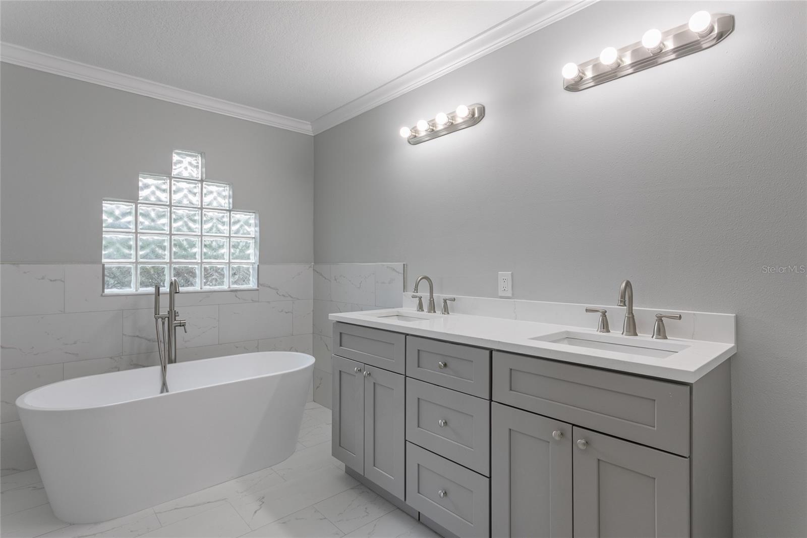FLOR A MAR - Residential
