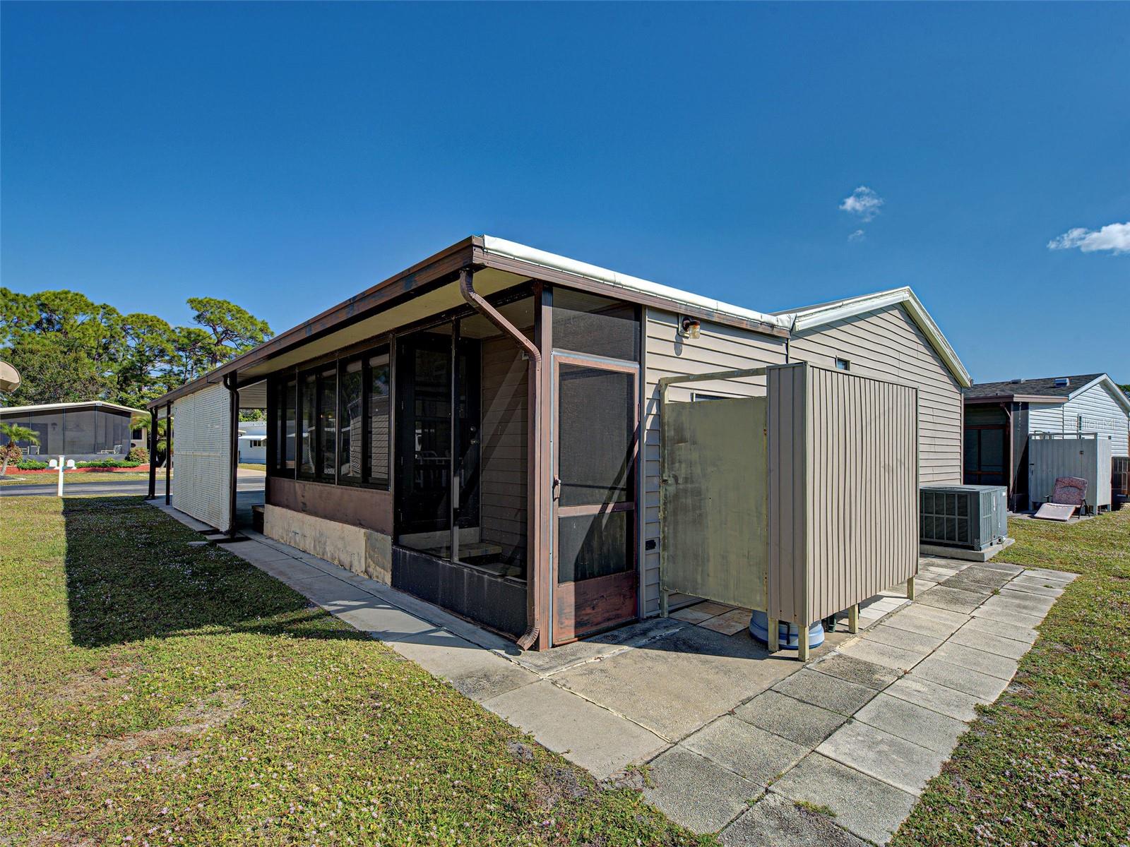 POLYNESIAN VILLAGE - Residential