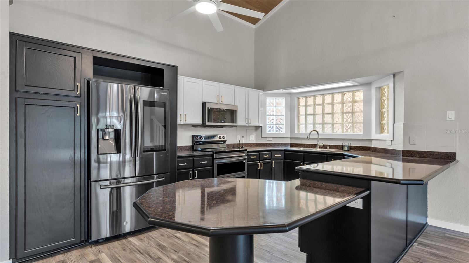 MOUNTAIN LAKE - Residential