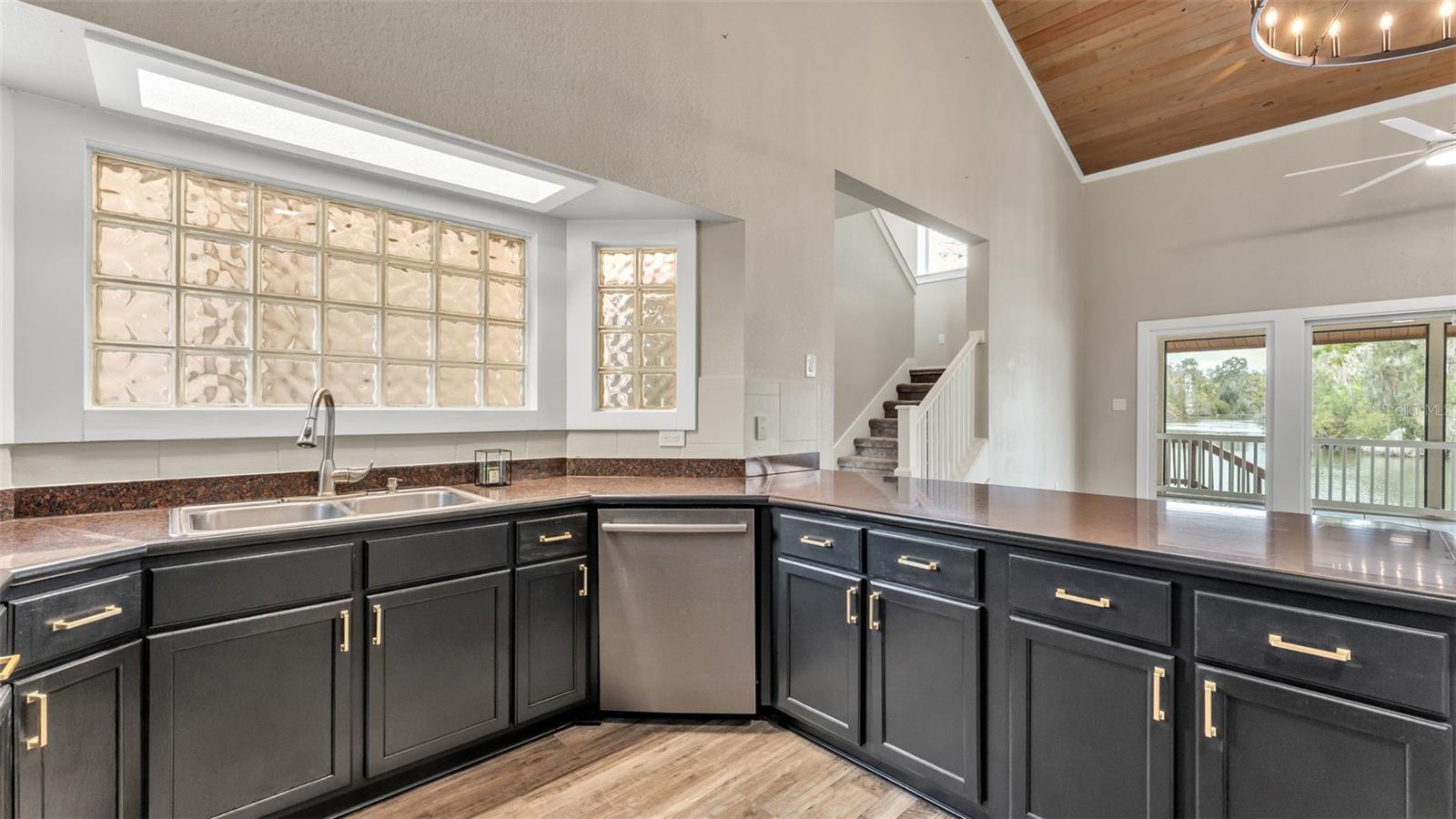 MOUNTAIN LAKE - Residential