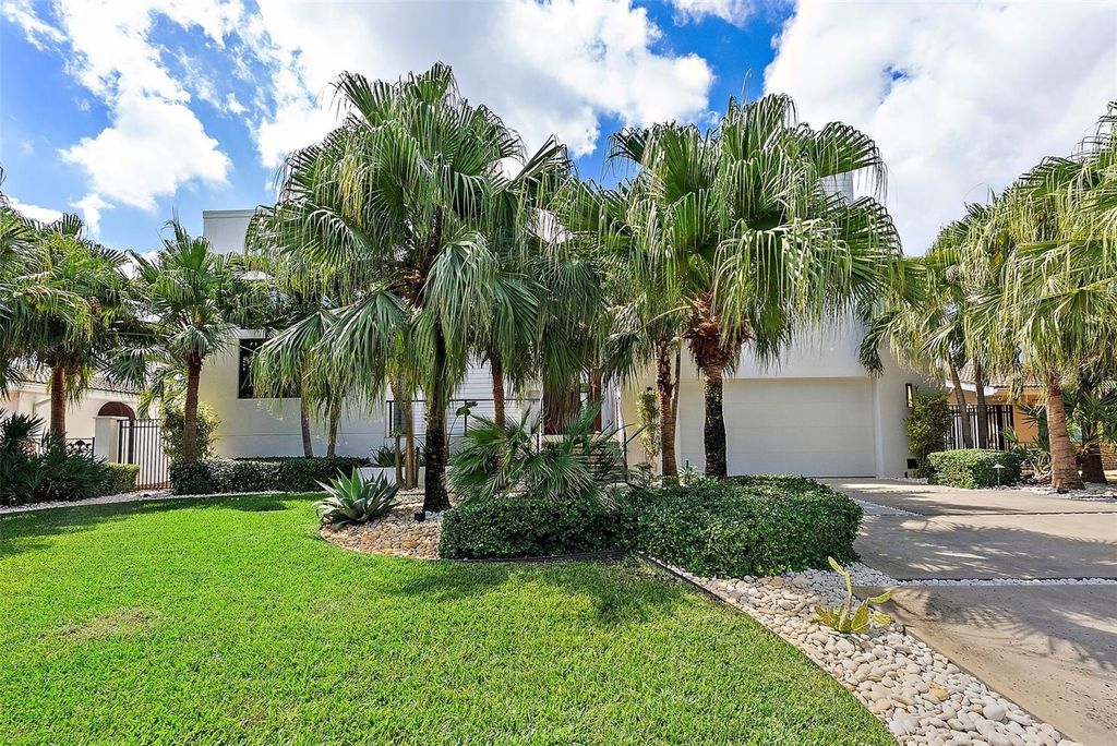 Photo of 2501 Sunrise Drive SE, St Petersburg, FL 33705 (MLS # TB8434280)