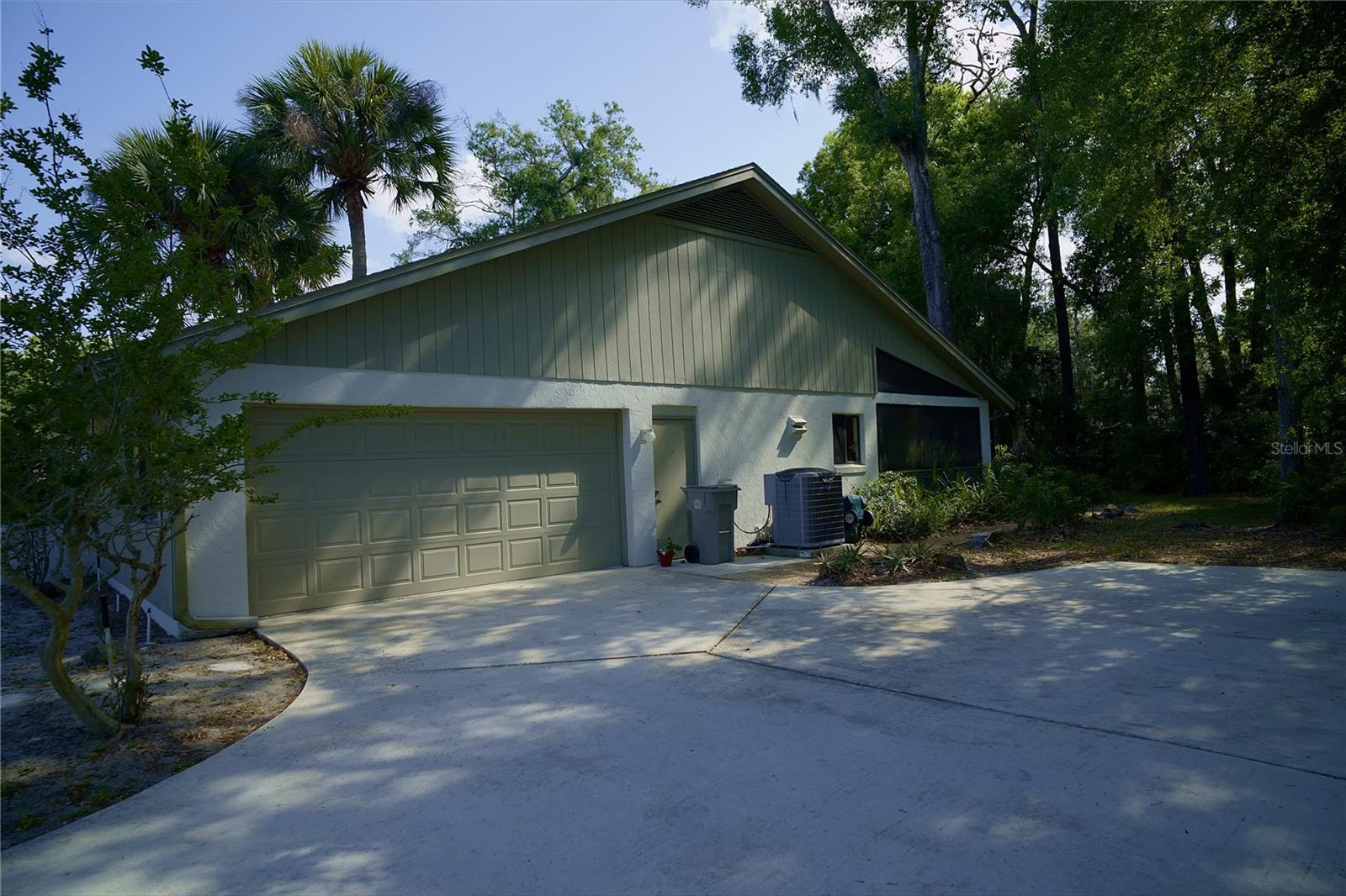 816 PINE SHADOW DRIVE