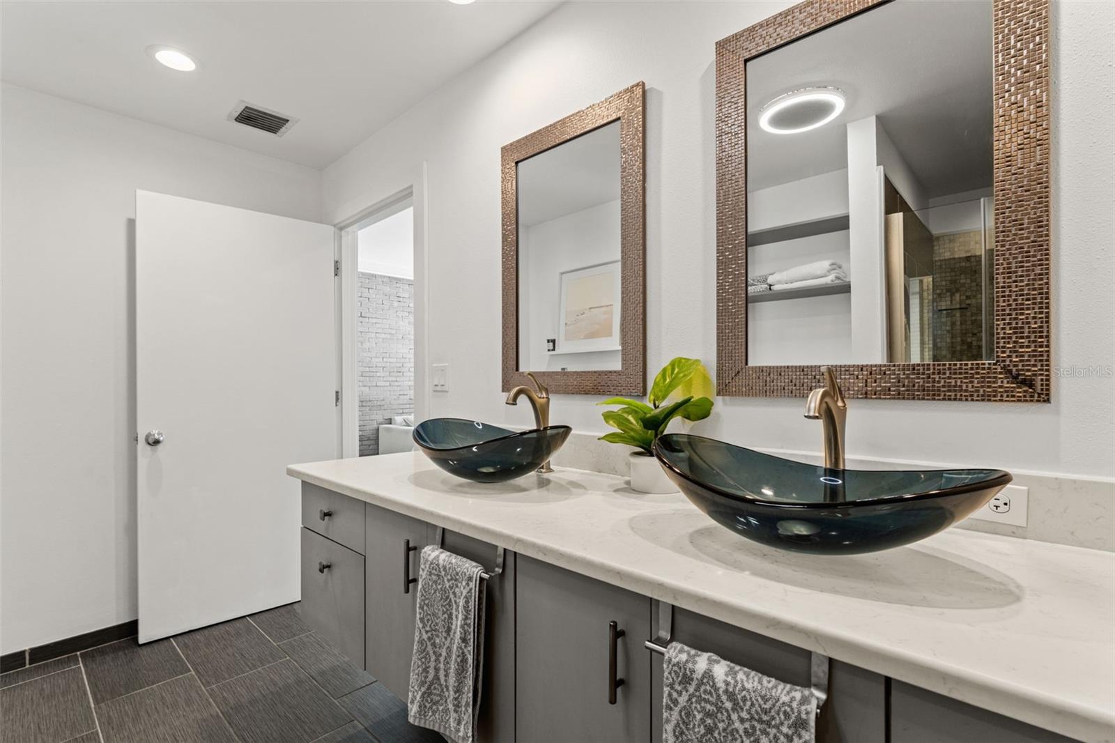 GRAND CENTRAL AT KENNEDY RESID - Residential