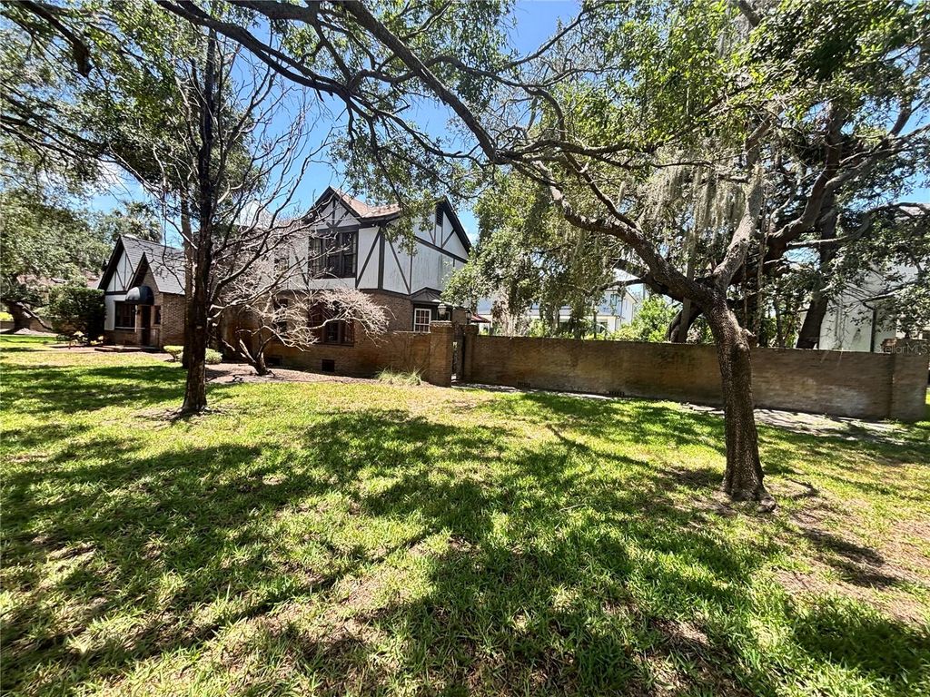 Photo of 4628 W Bay To Bay Boulevard, Tampa, FL 33629 (MLS # TB8393006)