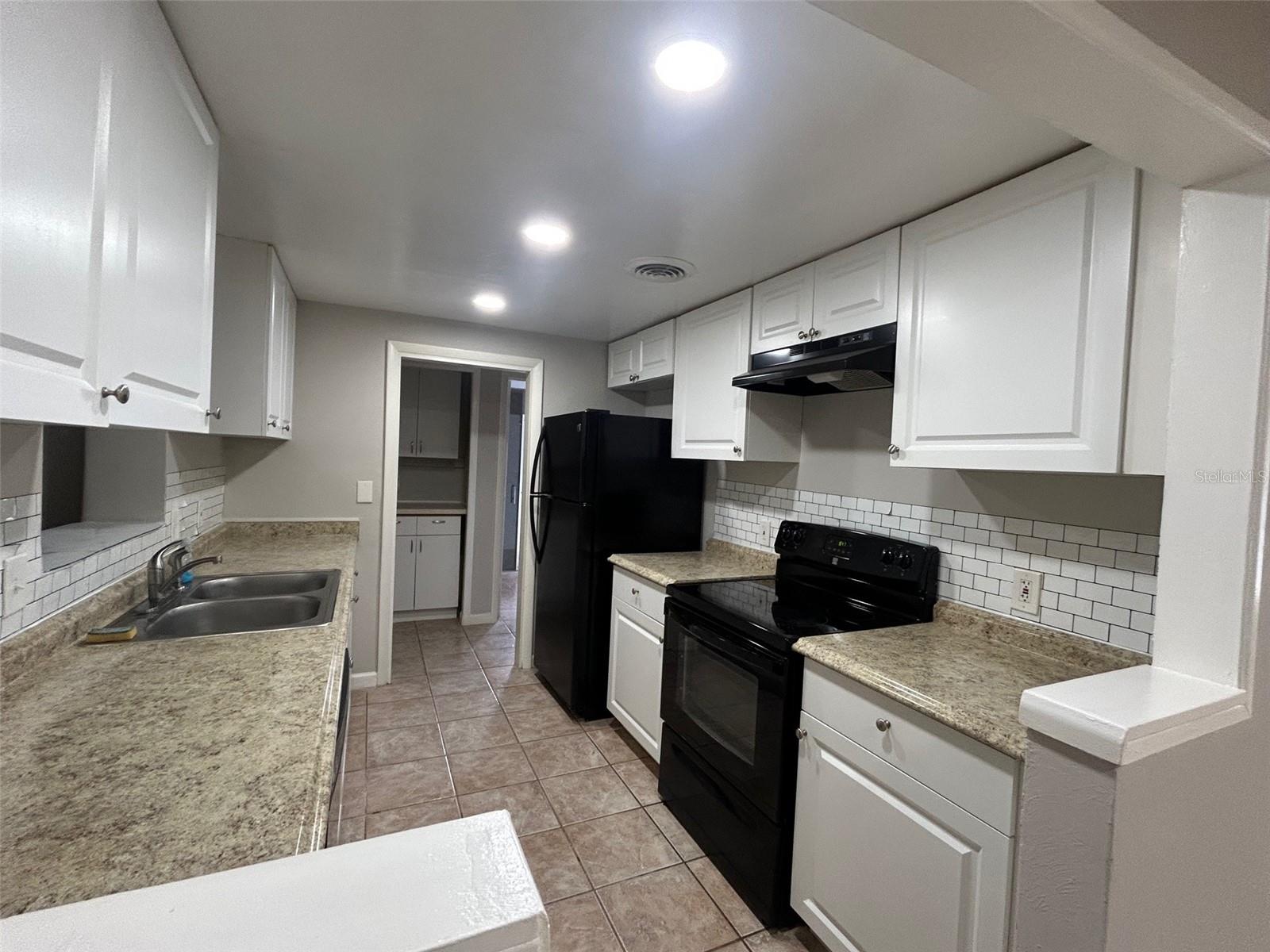 SOUTH VENICE - Residential Lease