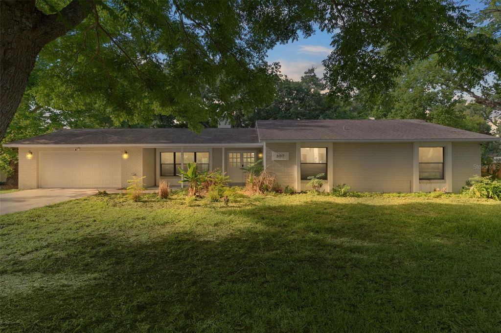 Photo of 307 W Berckman Street, Fruitland Park, FL 34731 (MLS # G5112255)