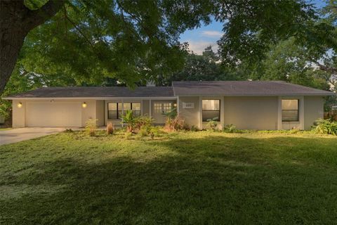 Photo of 307 W Berckman Street, Fruitland Park, FL 34731 (MLS # G5112255)