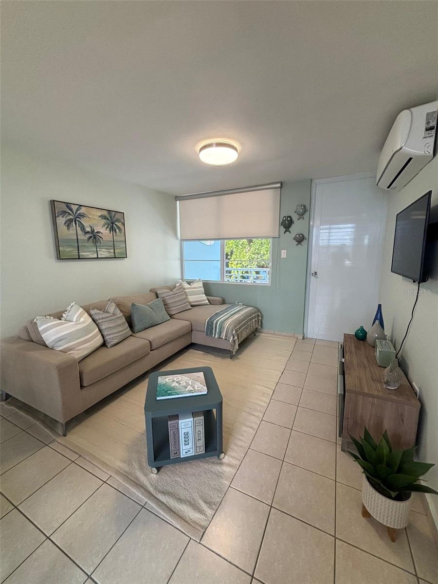 This beautiful apartment features a remodeled kitchen and baths, ready to move in. Is conveniently located at street level—no stairs or elevators. Situated in the private, gated community of Condominio Montesol, just 3 minutes from Marina Puerto del Rey and 2 minutes from the expressway to Humacao. Plus, there's a supermarket and pharmacy right outside the complex. Call today to schedule your showing.