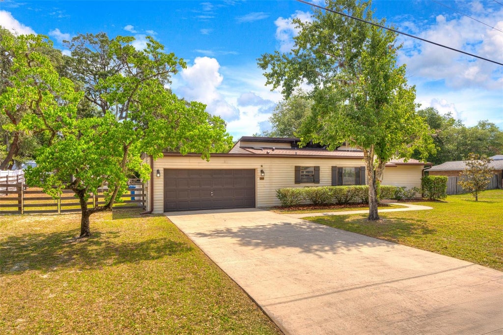 Photo of 202 Sandspur Lane, Deland, FL 32724 (MLS # V4949020)