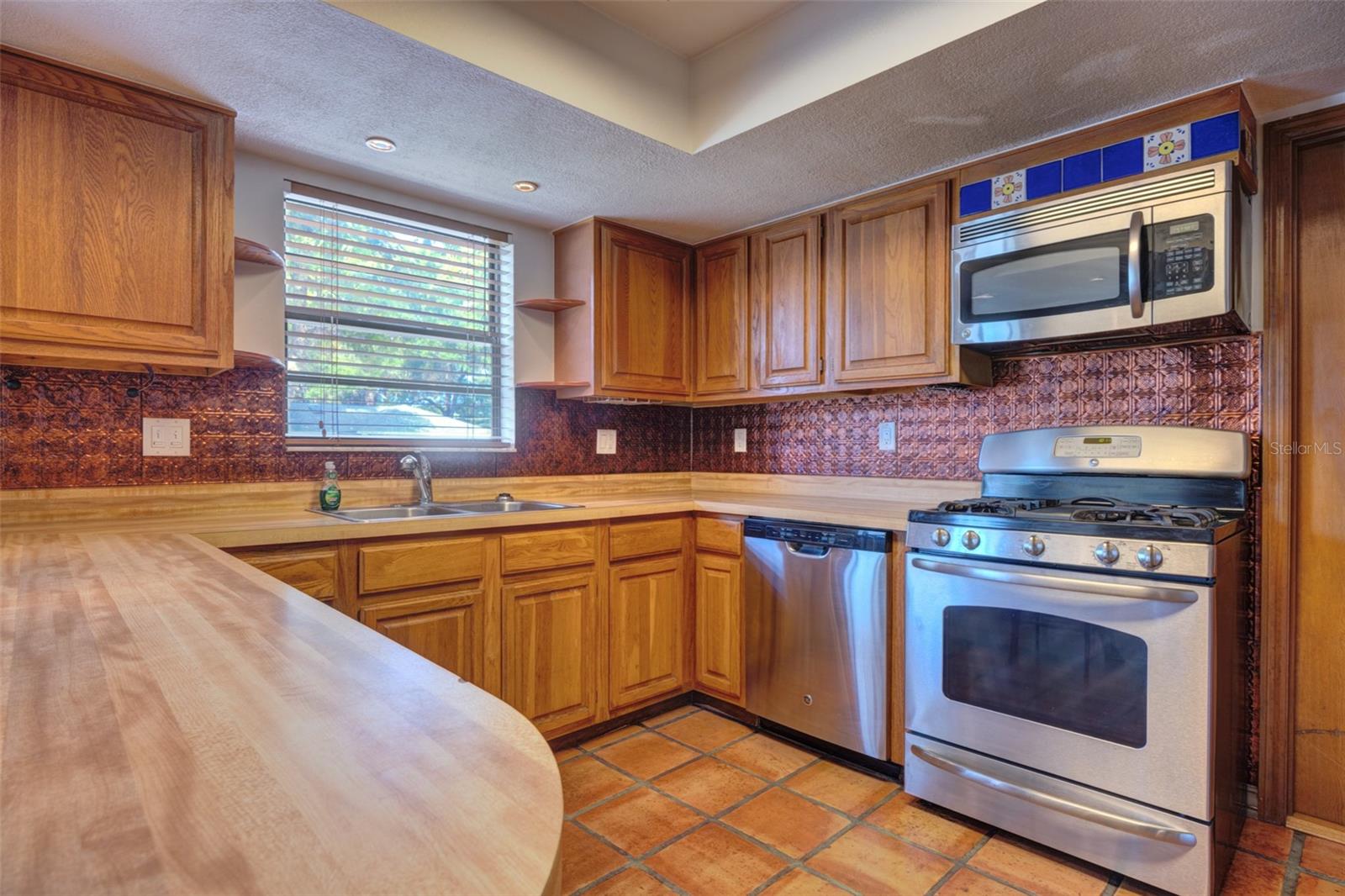 LOST HILL LAKE ESTATES UNIT 01 - Residential