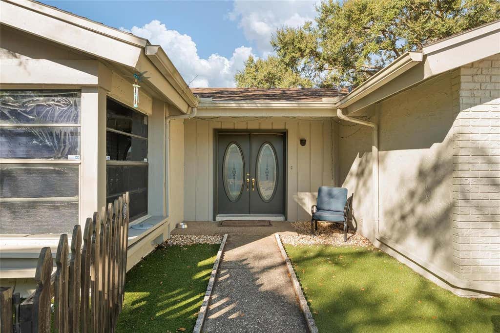 Photo of 15648 Bear Creek Drive, Tampa, FL 33624 (MLS # TB8522092)