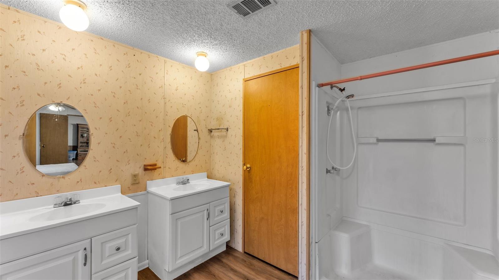 COUNTRY KNOLL - Residential