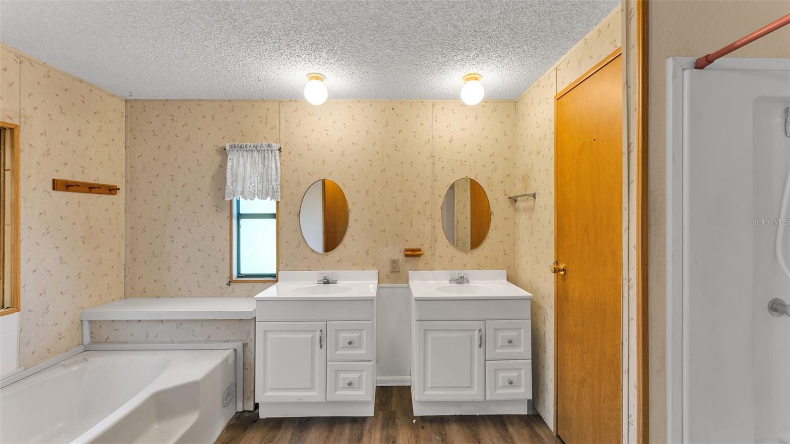 COUNTRY KNOLL - Residential