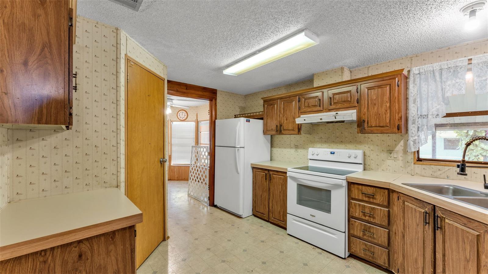 COUNTRY KNOLL - Residential