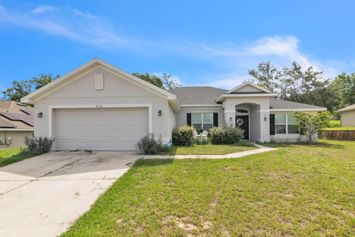 Ashton Woods Gem – 2018 Built 4/3 with Split Floor Plan & Curb Appeal!
Welcome to this move-in ready 4-bedroom, 3-bathroom home located in the highly sought-after Ashton Woods subdivision in Leesburg! Built in 2018, this property boasts modern construction, a split floor plan, and high ceilings that create a spacious and airy feel throughout.
Enjoy peace of mind with a new roof and a 5-year-old A/C system, making this home the perfect blend of style and functionality. The home features great curb appeal, a bright and open layout, and plenty of space for growing families or first-time buyers.
Opportunities like this don’t last long in Ashton Woods—inventory is low, and demand is high! Whether you're a savvy buyer or looking for your first home, this one will move fast. Schedule your private showing today!