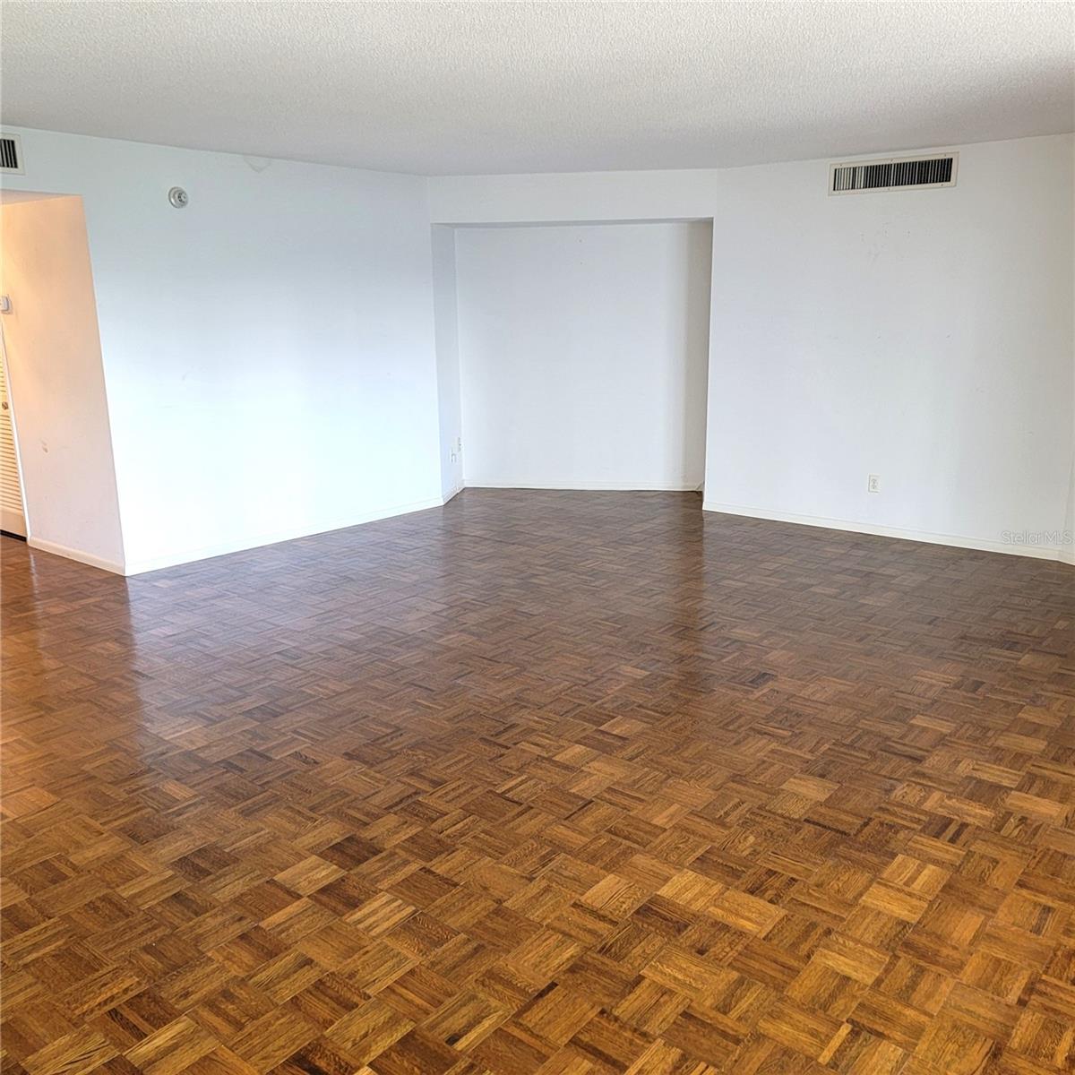 REGENCY HOUSE - Residential