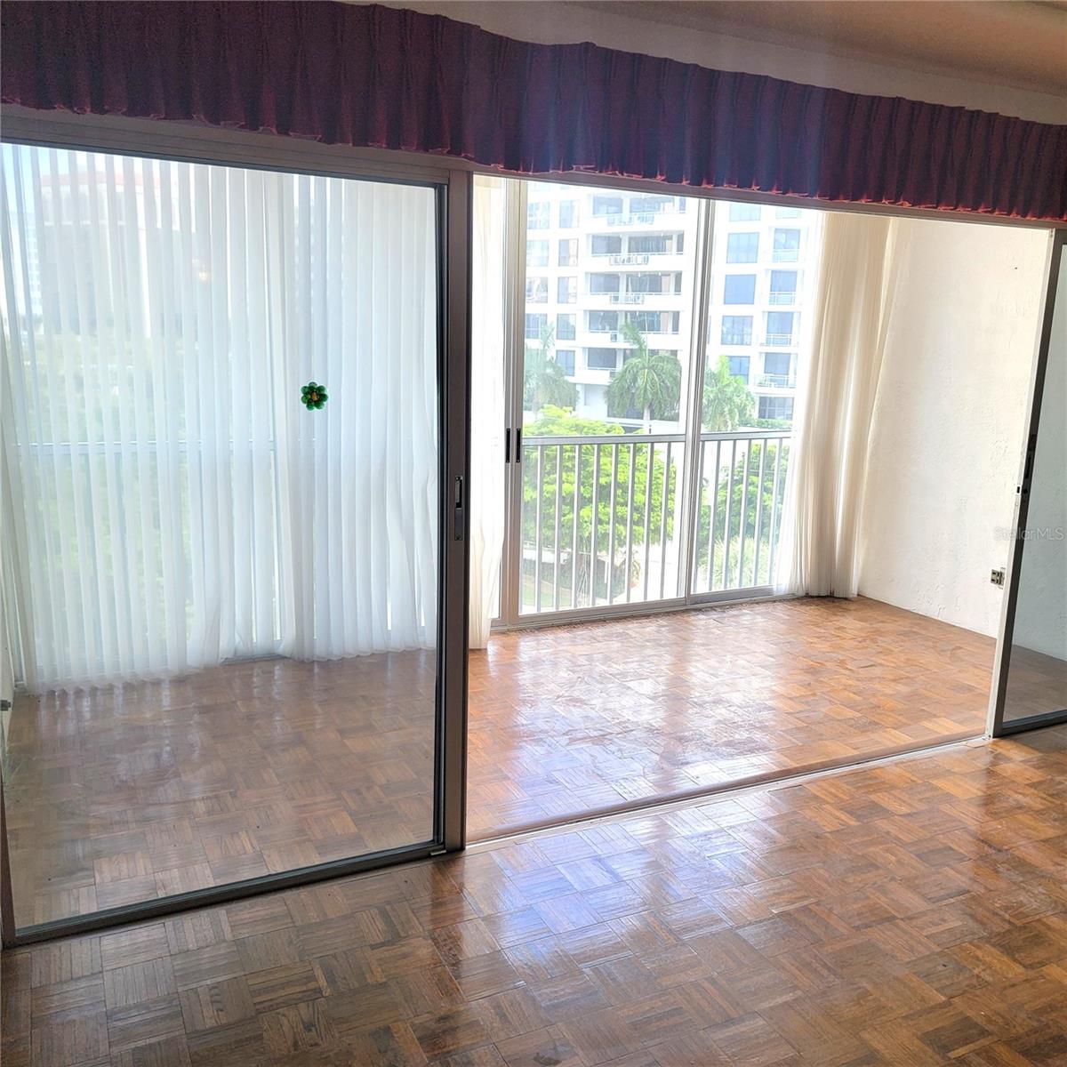 REGENCY HOUSE - Residential