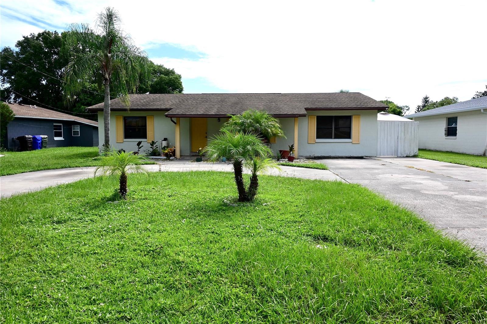 BEAUTIFUL HOME WITH POOL -- LOCATED IN THE MIDDLE OF KISSIMMEE -IN VERY CLOSE DISTANCE OF MAIN ROADS, RESTAURANTS , BANKS , TOURISTIC AREAS --***NO HOMEOWNERS ASSOCIATION *** BRING YOUR BOATS AND YOUR RV'S , YOUR POOL HOME IS WAITING FOR YOU . THIS PROPERTY ALSO FEATURES 3 BEDROOMS AND 2 BATHS, AND 1 BEDROOM 1 BATH AL LADO CON ENTRADA SEPARADA COMO CASA DE LOS SUEGROS O DE VISITA --COME AND SEE IT AS SOON AS POSSIBLE !!!