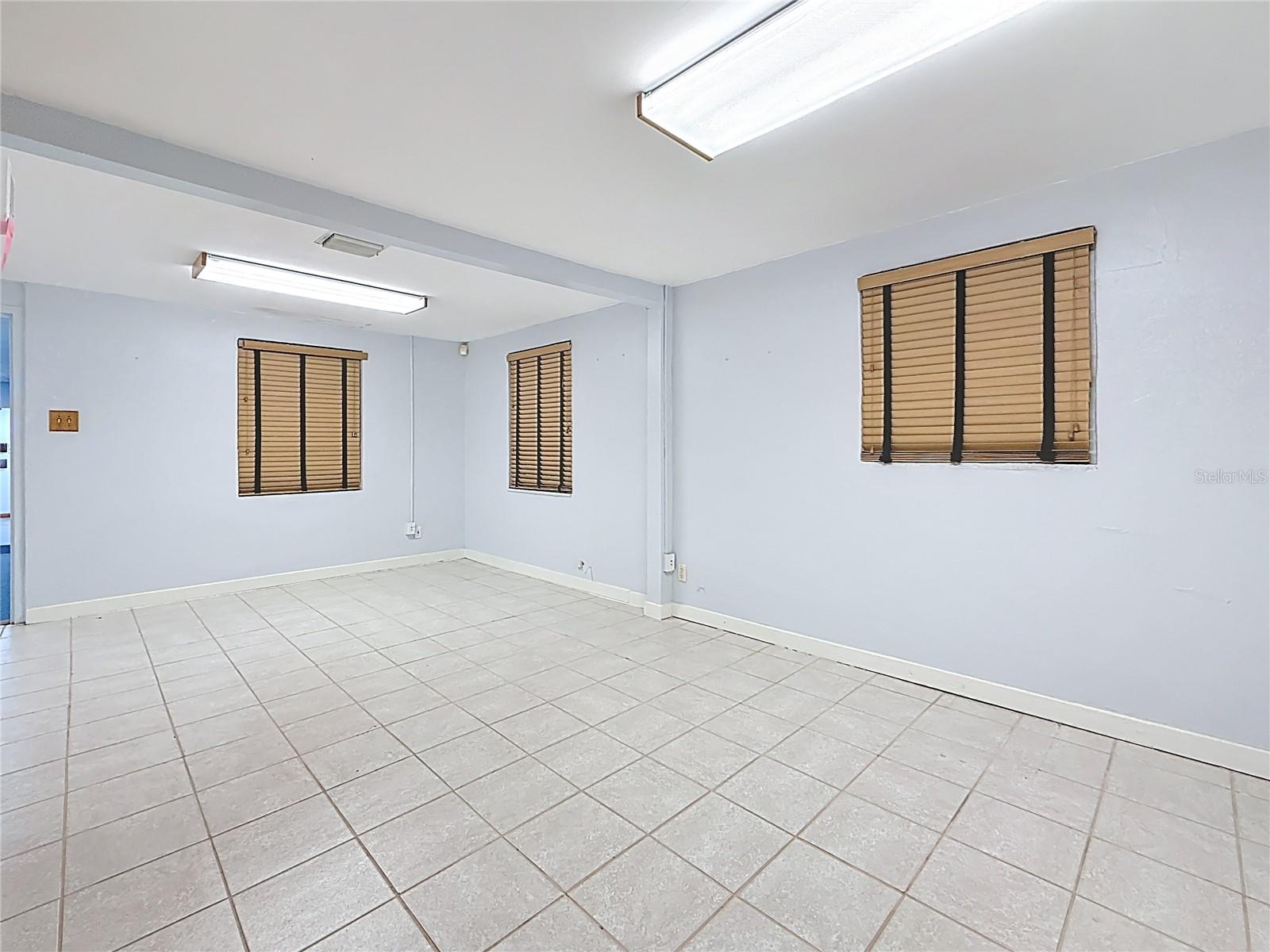 ROOSEVELT GROVES - Commercial Lease