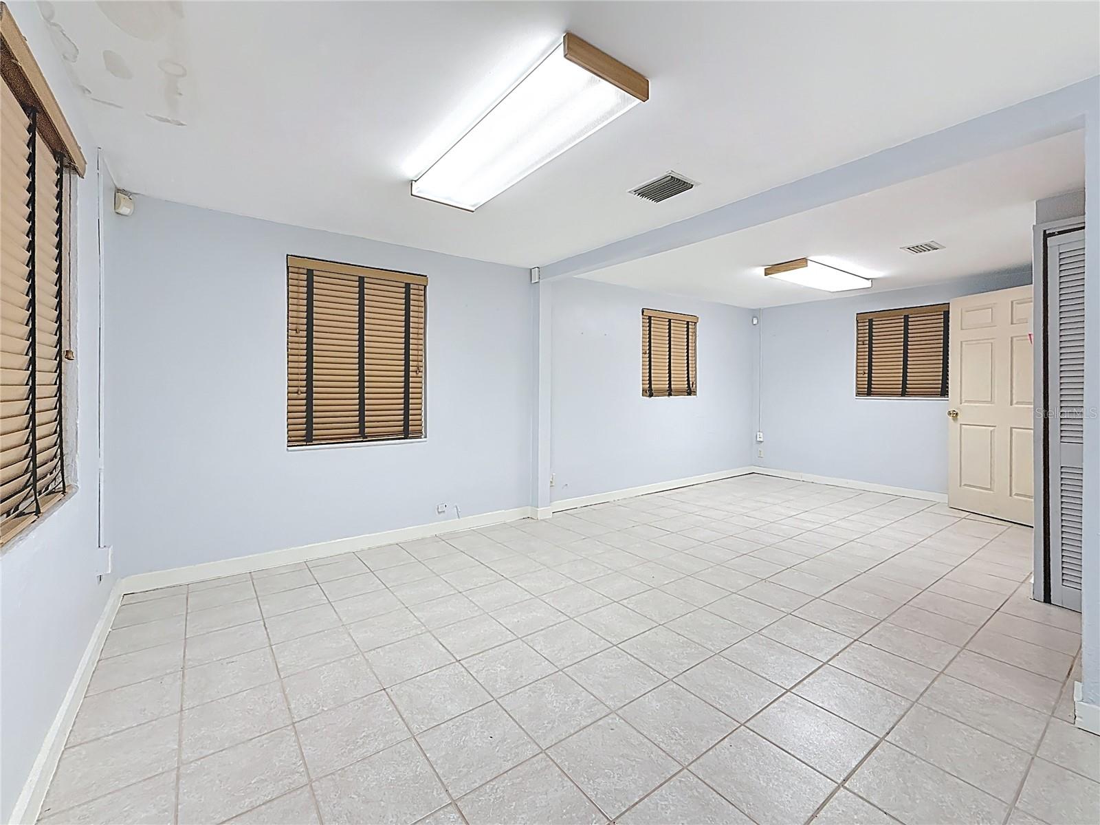 ROOSEVELT GROVES - Commercial Lease