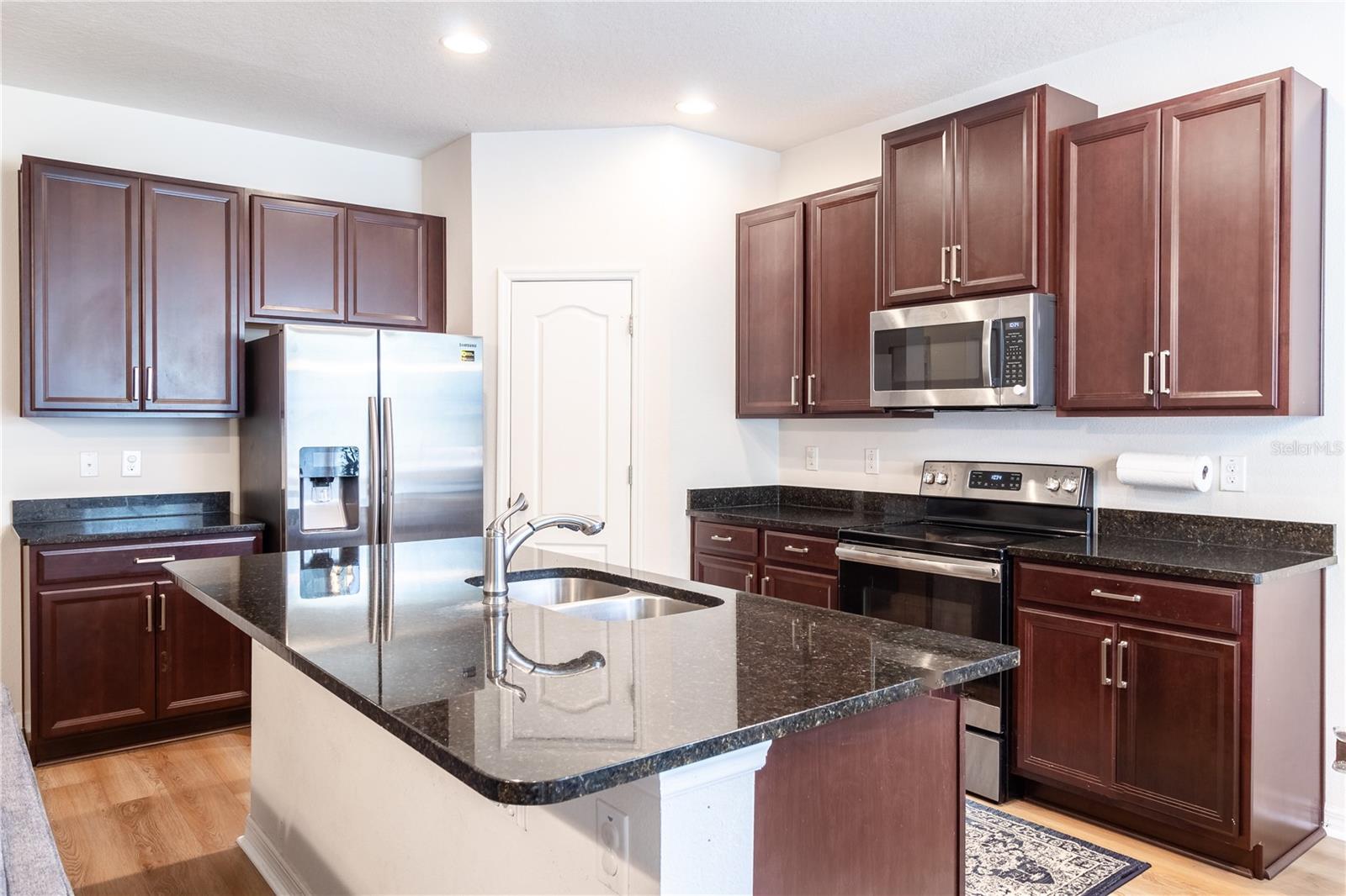 911 GLAZEBROOK LOOP