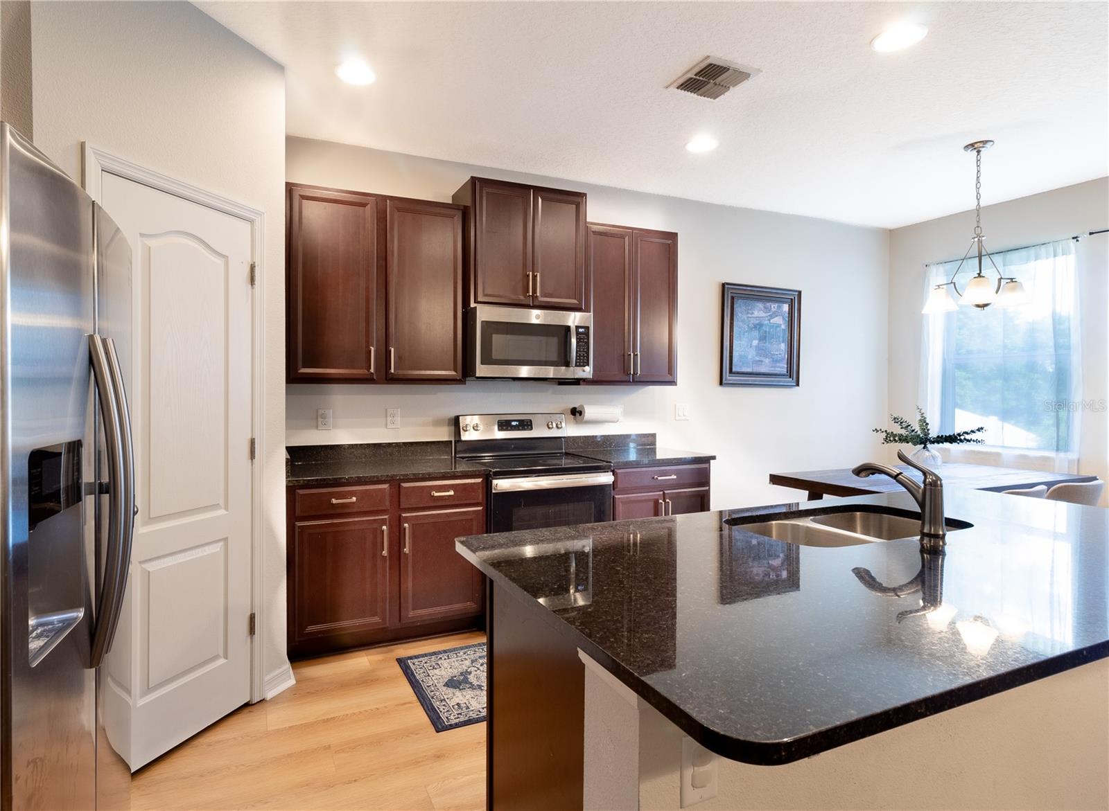 911 GLAZEBROOK LOOP