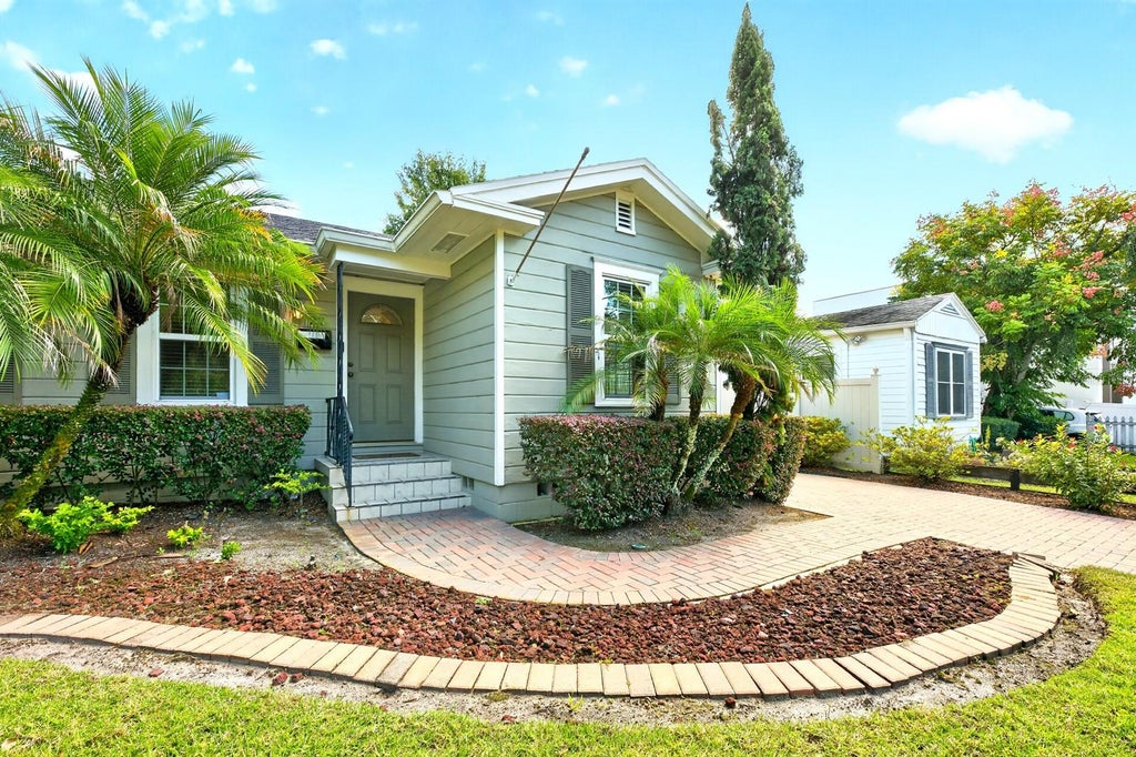 Photo of 27 N Hampton Avenue, Orlando, FL 32803 (MLS # O6452836)