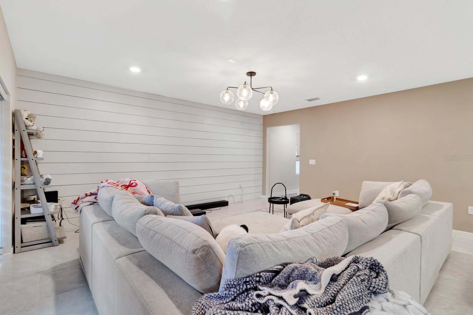 4943 ROYAL POINT AVENUE