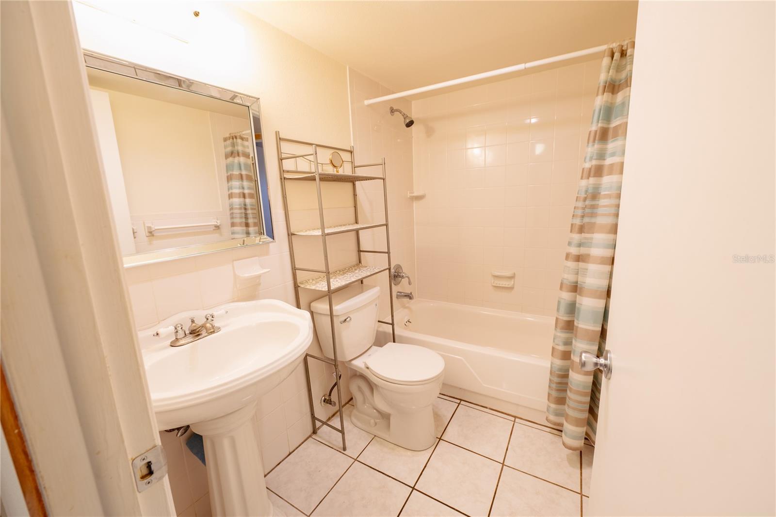 SUNSHINE TOWERS APT RESIDENCES - Residential