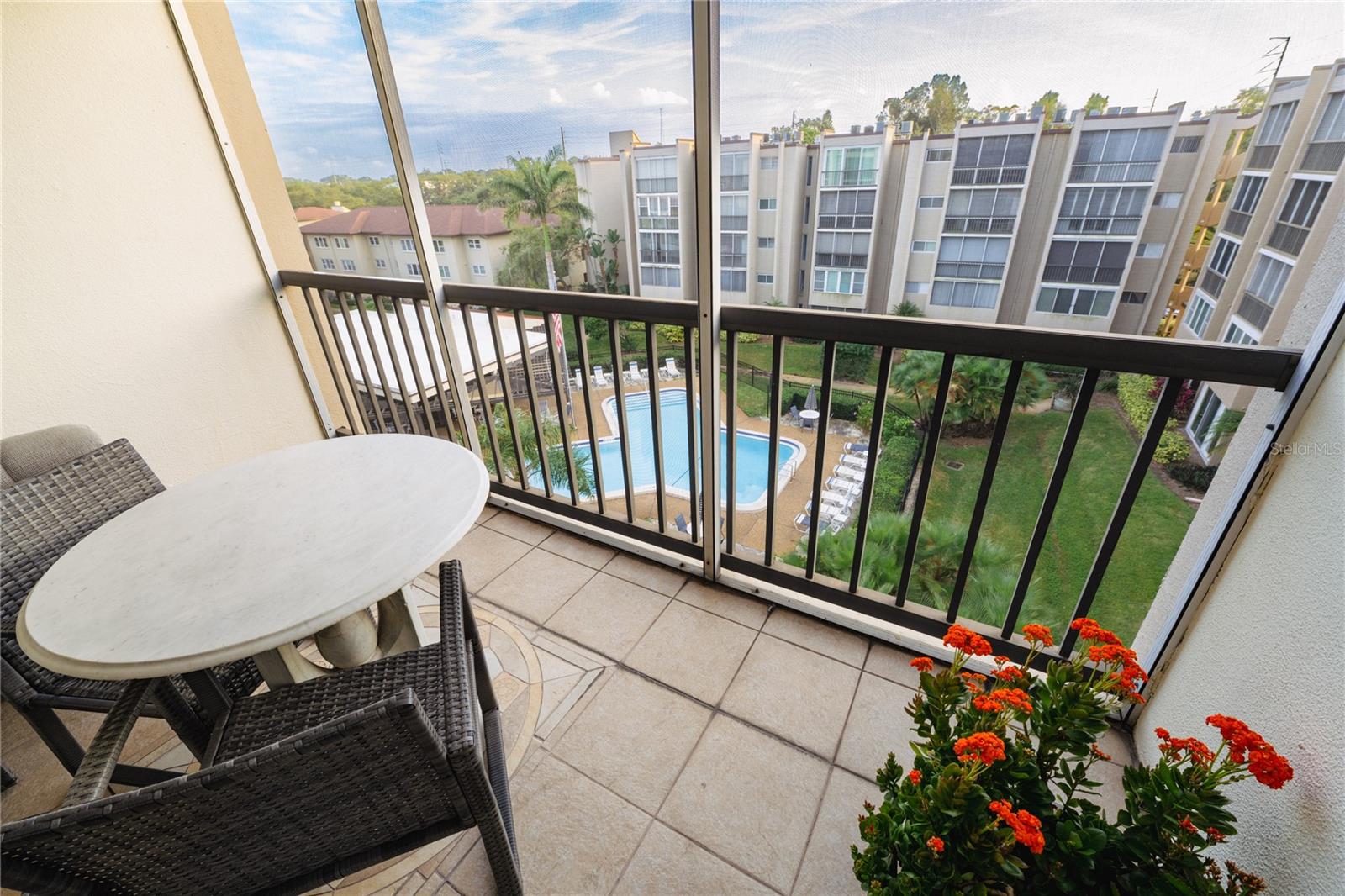 SUNSHINE TOWERS APT RESIDENCES - Residential