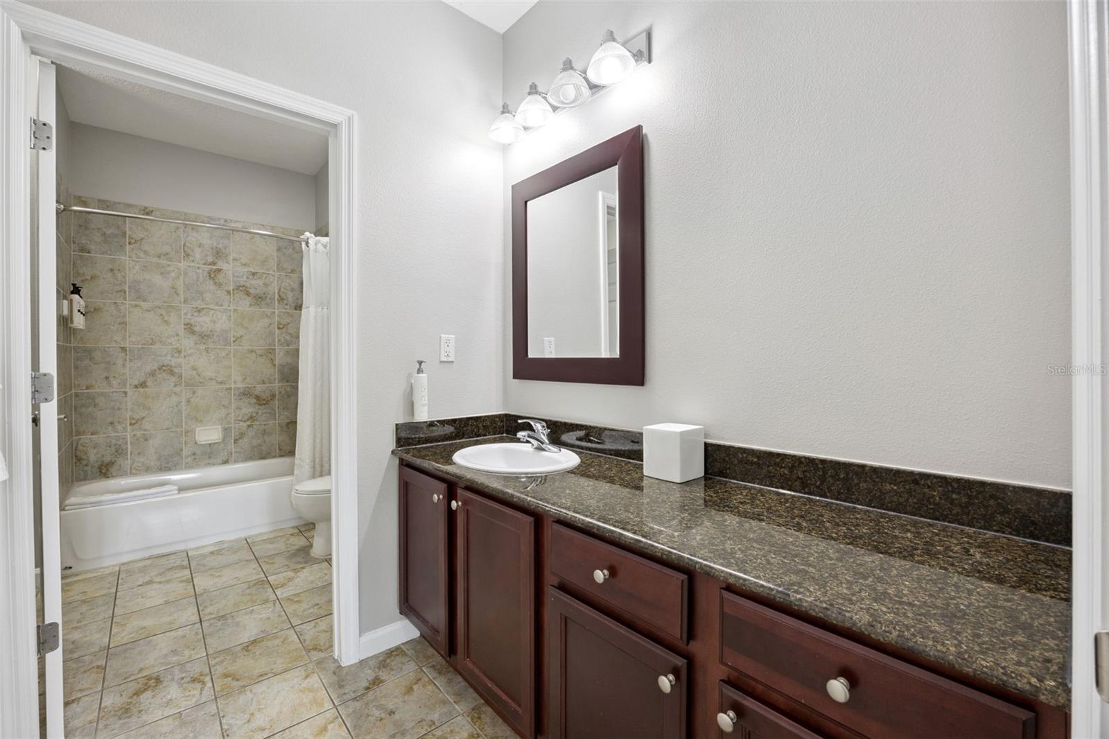 GROVE RESIDENCE & SPA HOTEL CONDO 1 - Residential