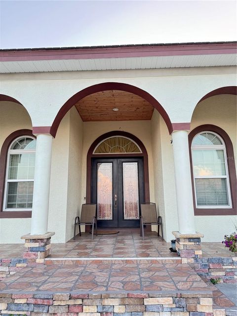 A home in LAKE WALES