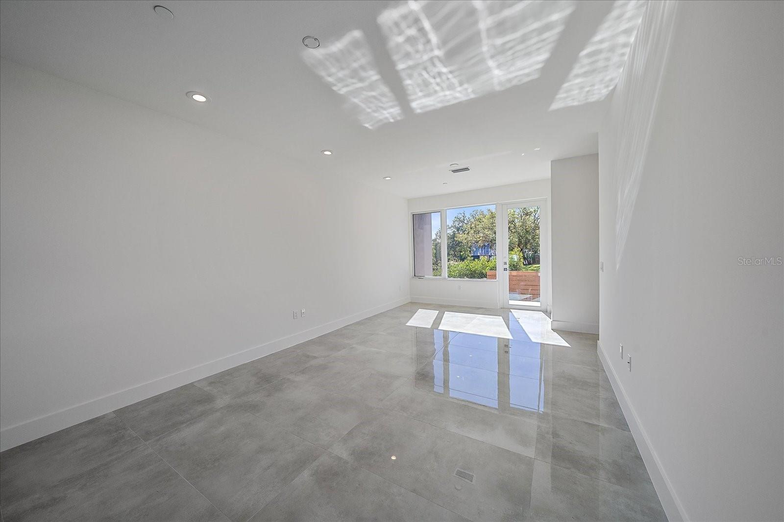 LAUREL ON THE WATER - Residential