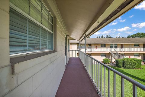 A home in TAVARES