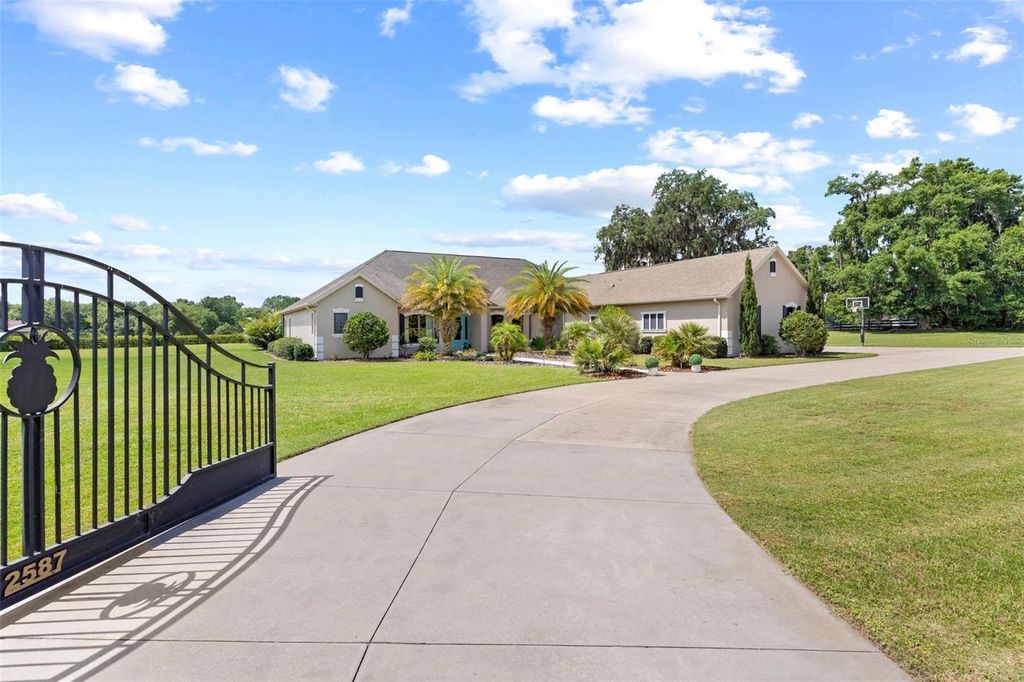 Photo of 2587 NE 108th Lane, Oxford, FL 34484 (MLS # G5113909)