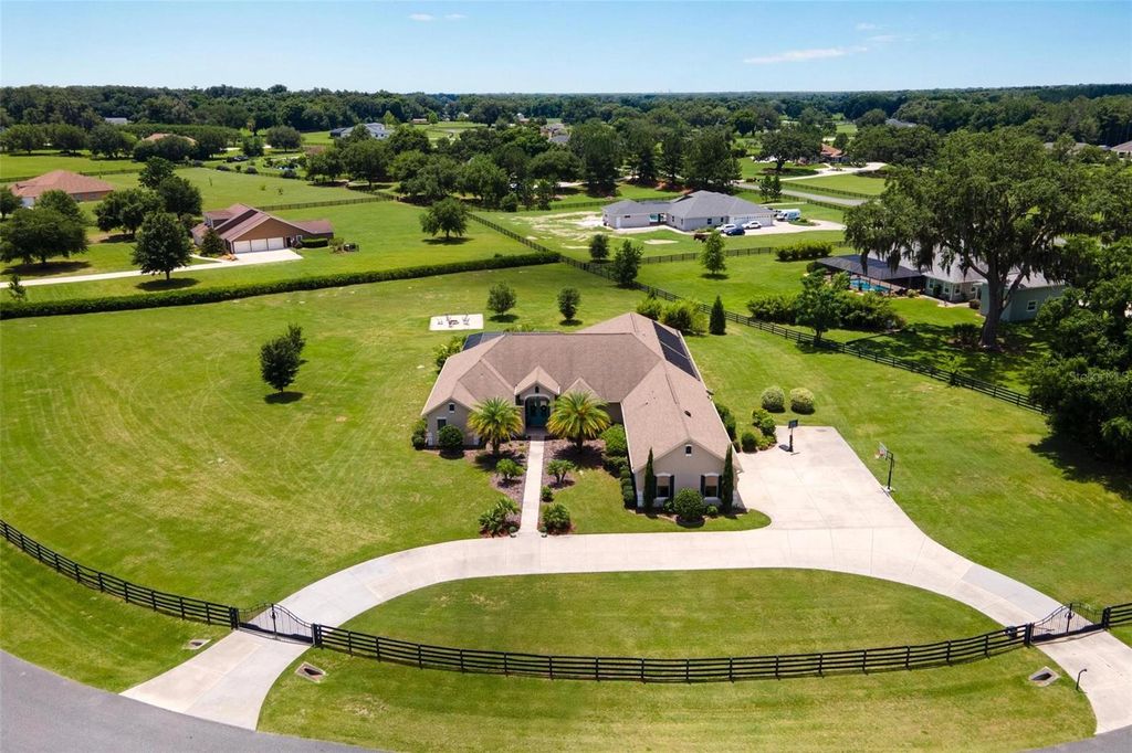 Photo of 2587 NE 108th Lane, Oxford, FL 34484 (MLS # G5113909)