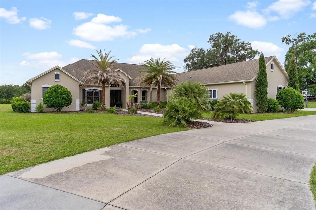 Photo of 2587 NE 108th Lane, Oxford, FL 34484 (MLS # G5113909)