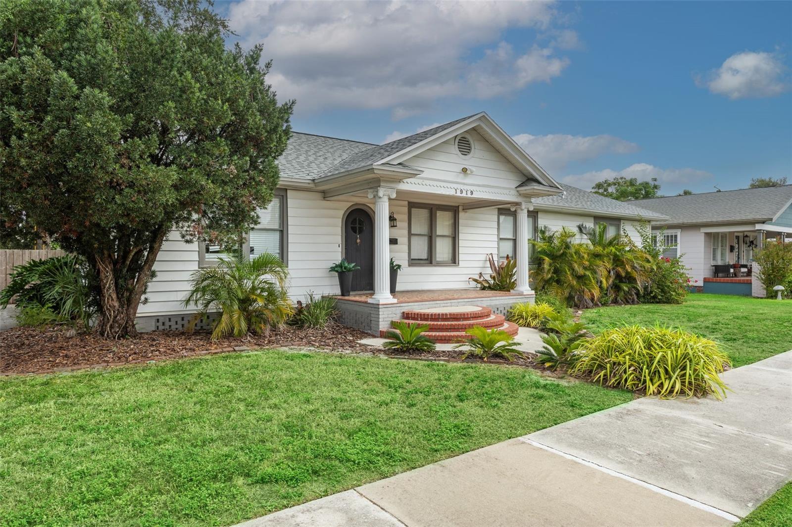 1919 W CARMEN STREET