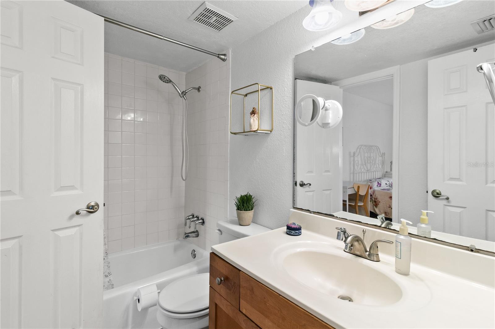 LA COSTA BRAVA LAKESIDE CONDO - Residential