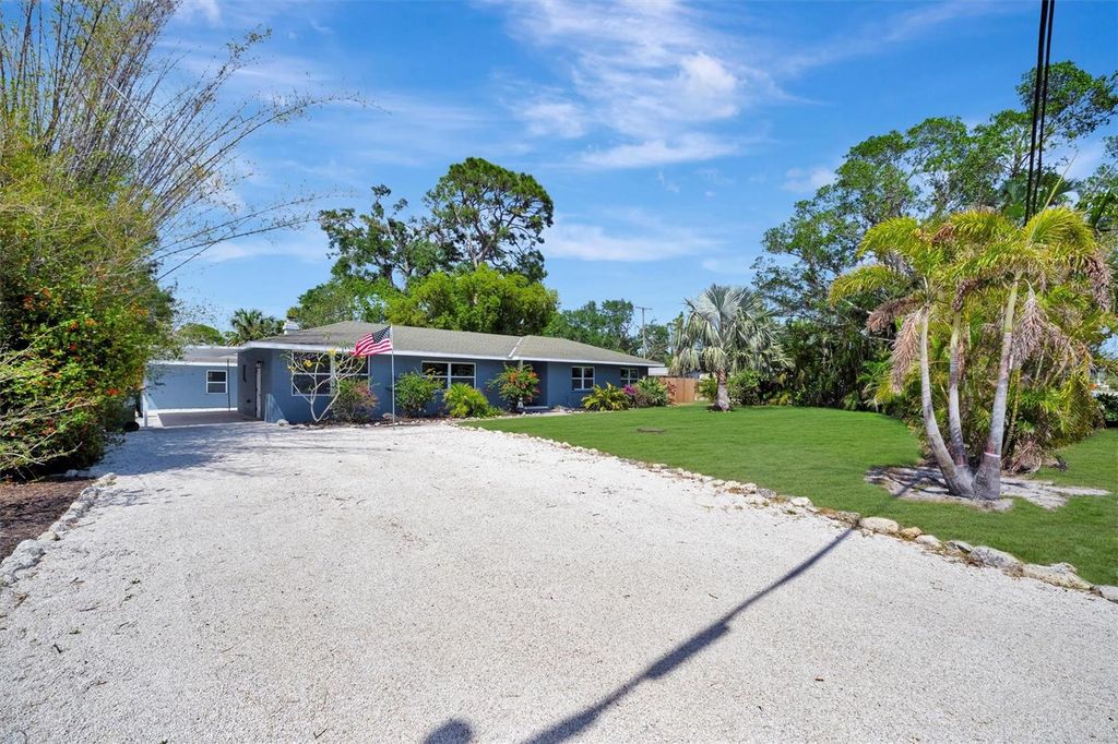 Photo of 3902 11th Avenue W, Bradenton, FL 34205 (MLS # A4635979)