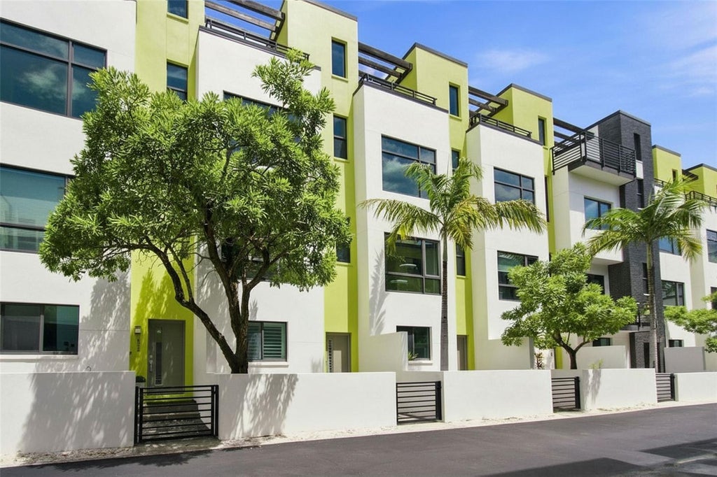 Photo of 931 Arlington Avenue N, St Petersburg, FL 33705 (MLS # TB8542910)