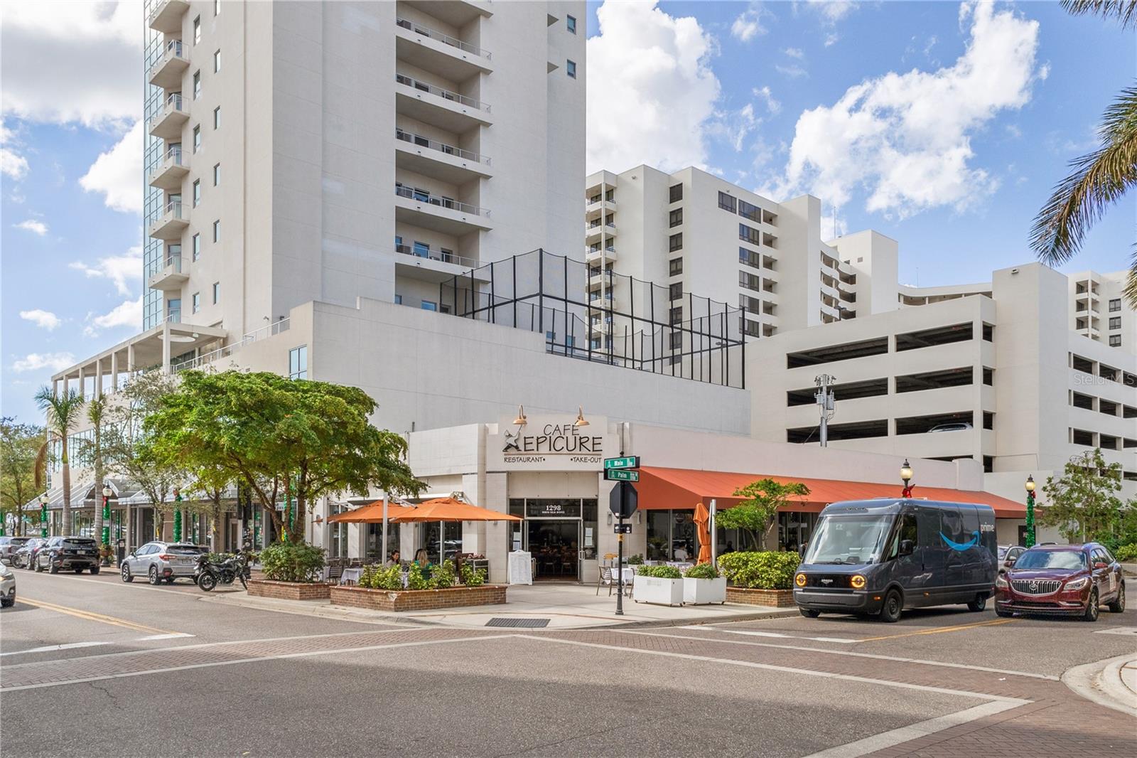 REGENCY HOUSE - Residential