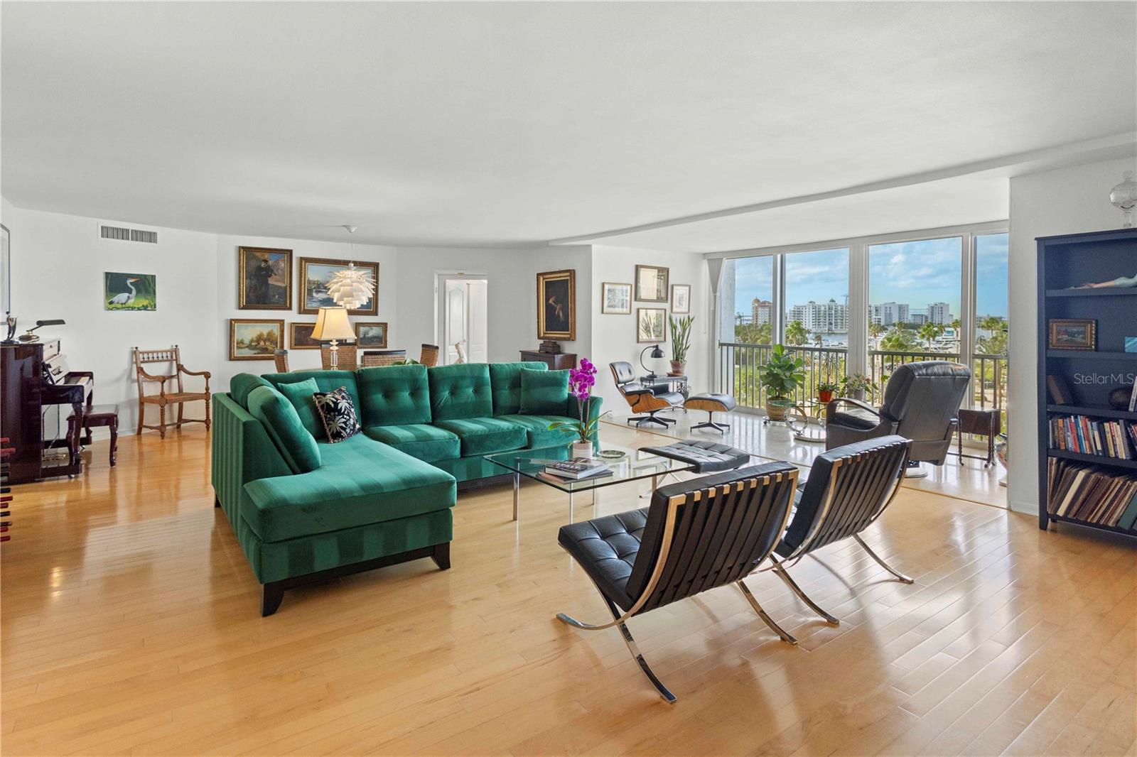 REGENCY HOUSE - Residential