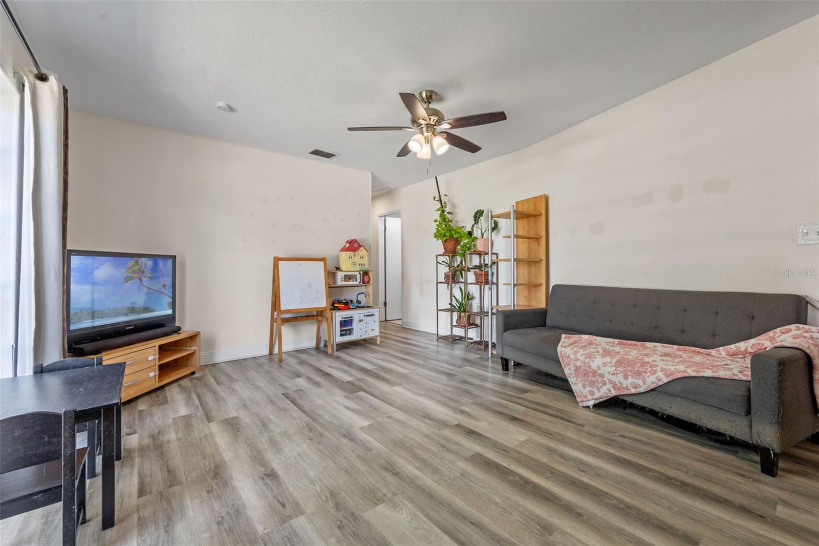 985 N VILLAGE DRIVE