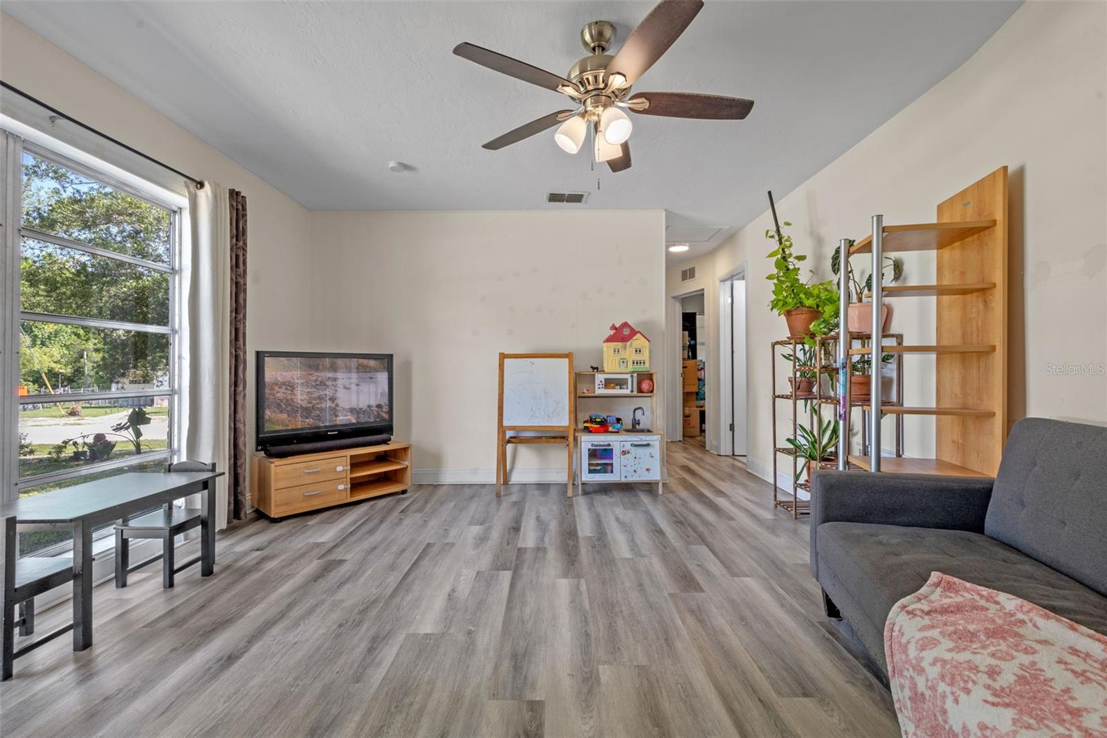 985 N VILLAGE DRIVE