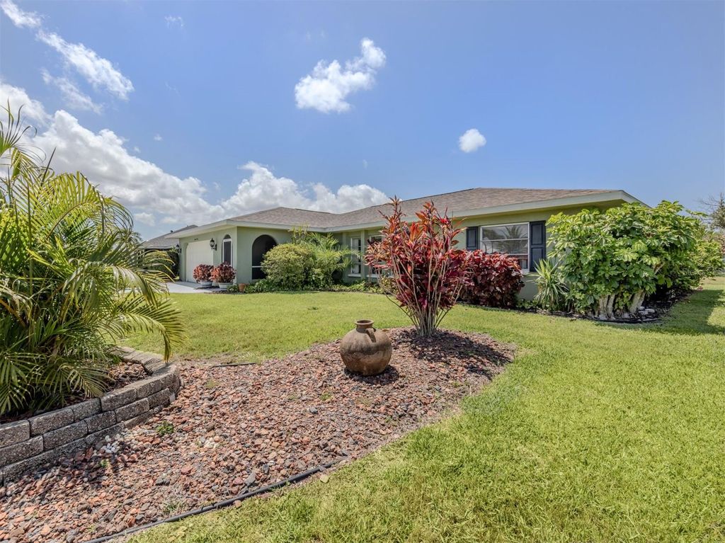 Photo of 904 S Gondola Drive, Venice, FL 34293 (MLS # N6143368)