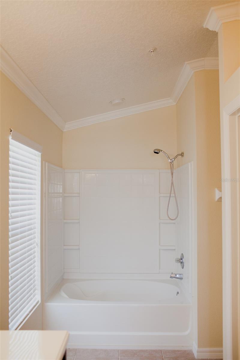 TUCKER OAKS - Residential Lease